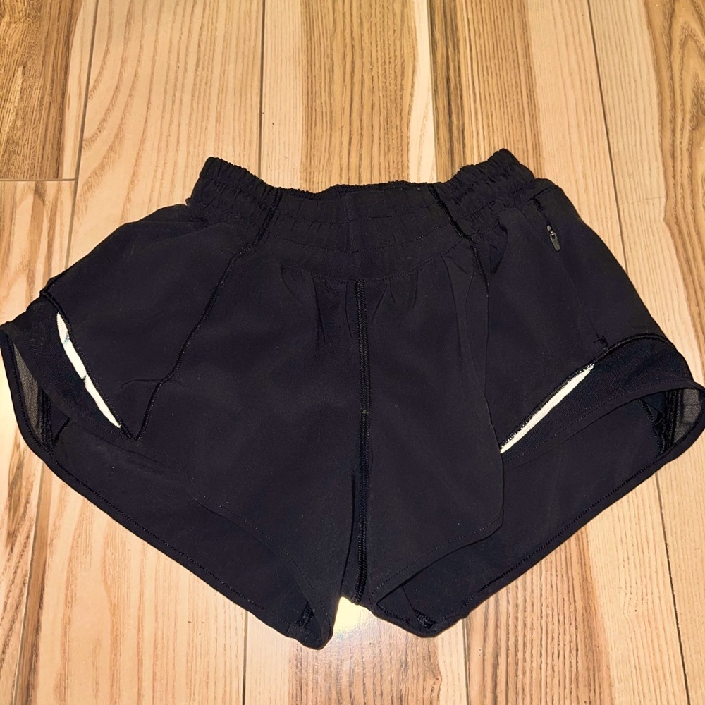 LULULEMON HOTTY HOT SHORTS 2.5